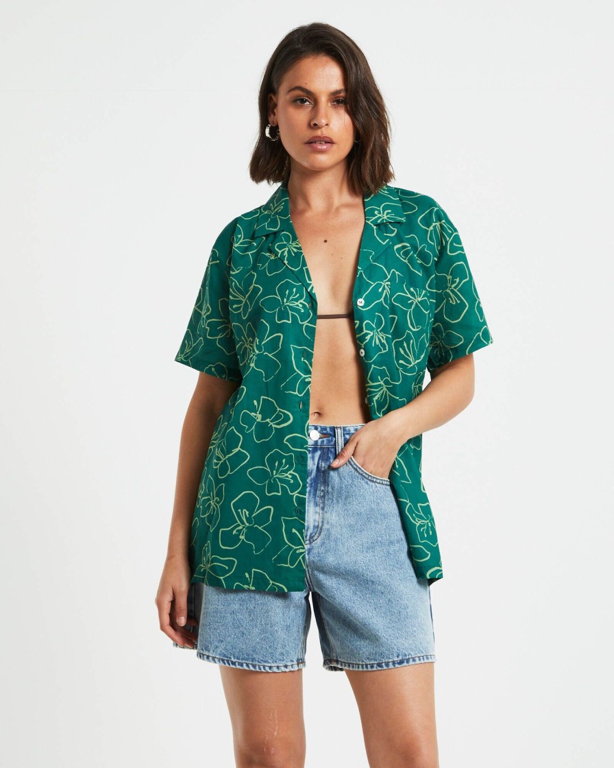 Wholesale CHARLIE HOLIDAY Lola Short Sleeve Relaxed Shirt In Floral Green