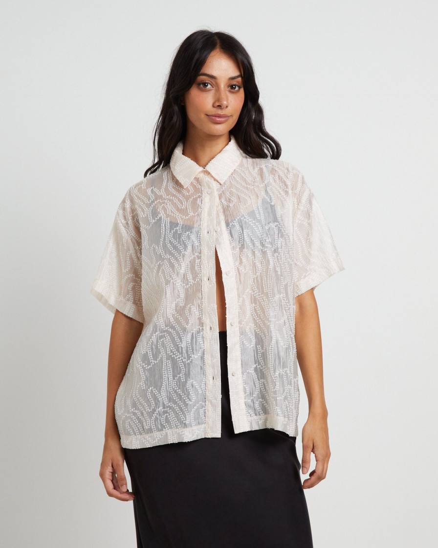 Hot ALICE IN THE EVE Avery Sheer Textured Short Sleeve Shirt In White