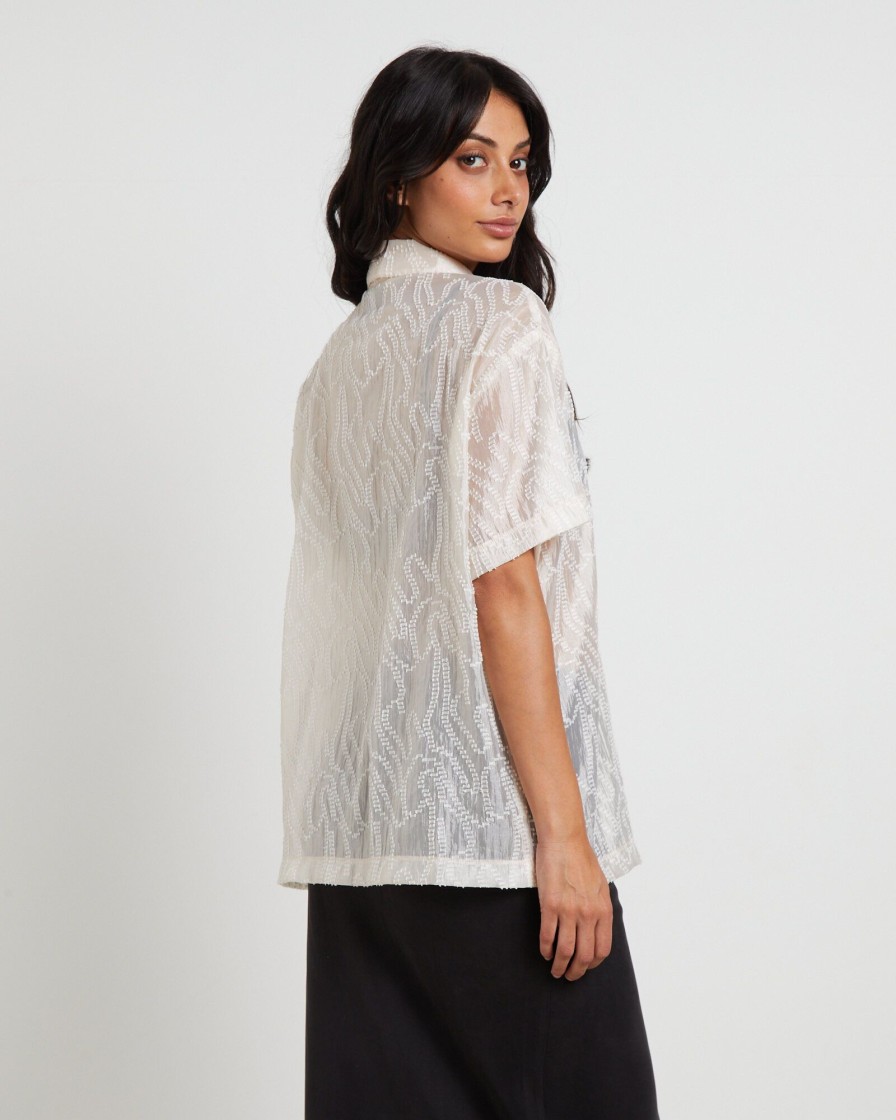 Hot ALICE IN THE EVE Avery Sheer Textured Short Sleeve Shirt In White